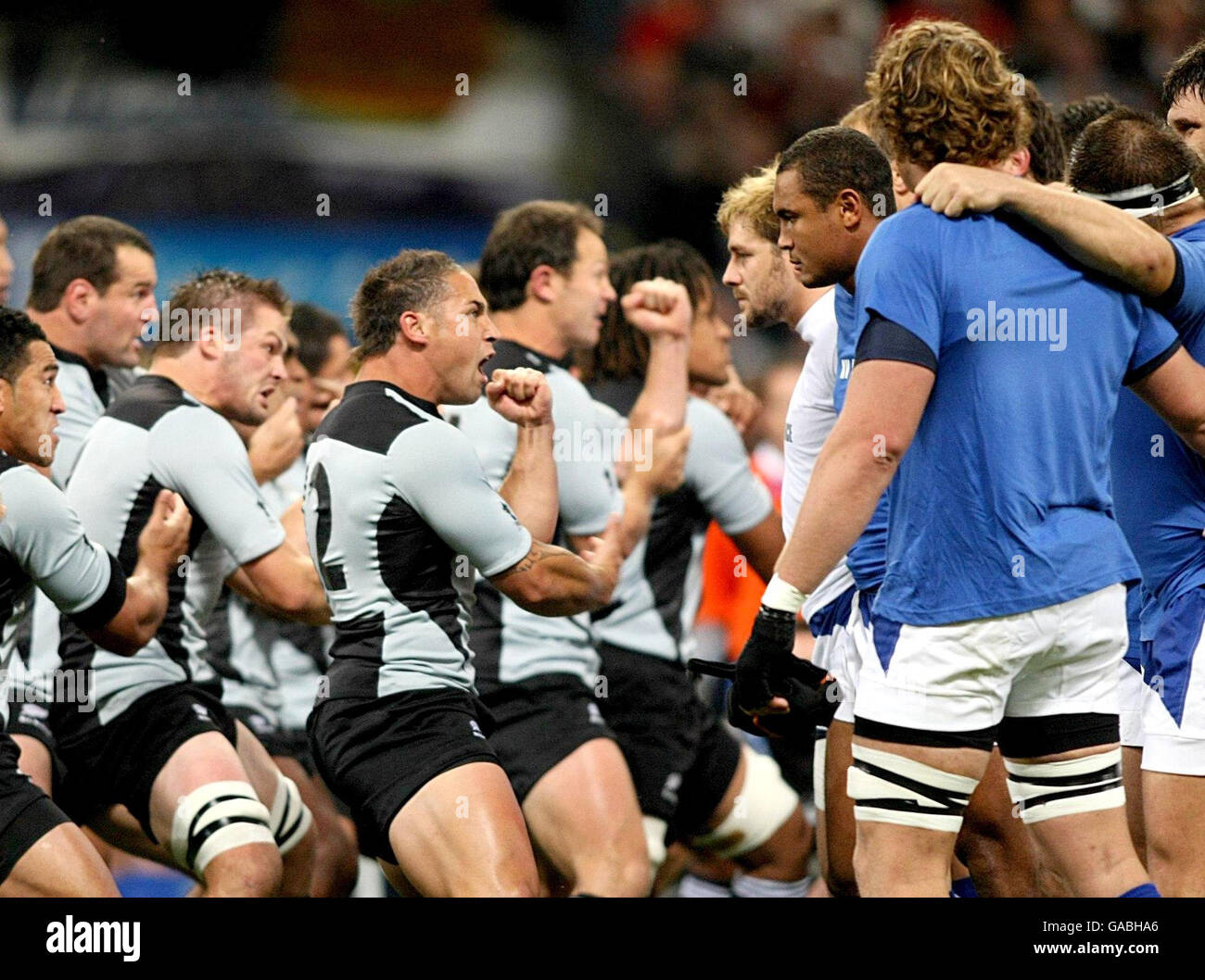 Neuseeländische Spieler kommen während des Haka beim IRB Rugby World Cup Quarter Final Match im Millennium Stadium, Cardiff, dem französischen Team nahe und persönlich. Stockfoto