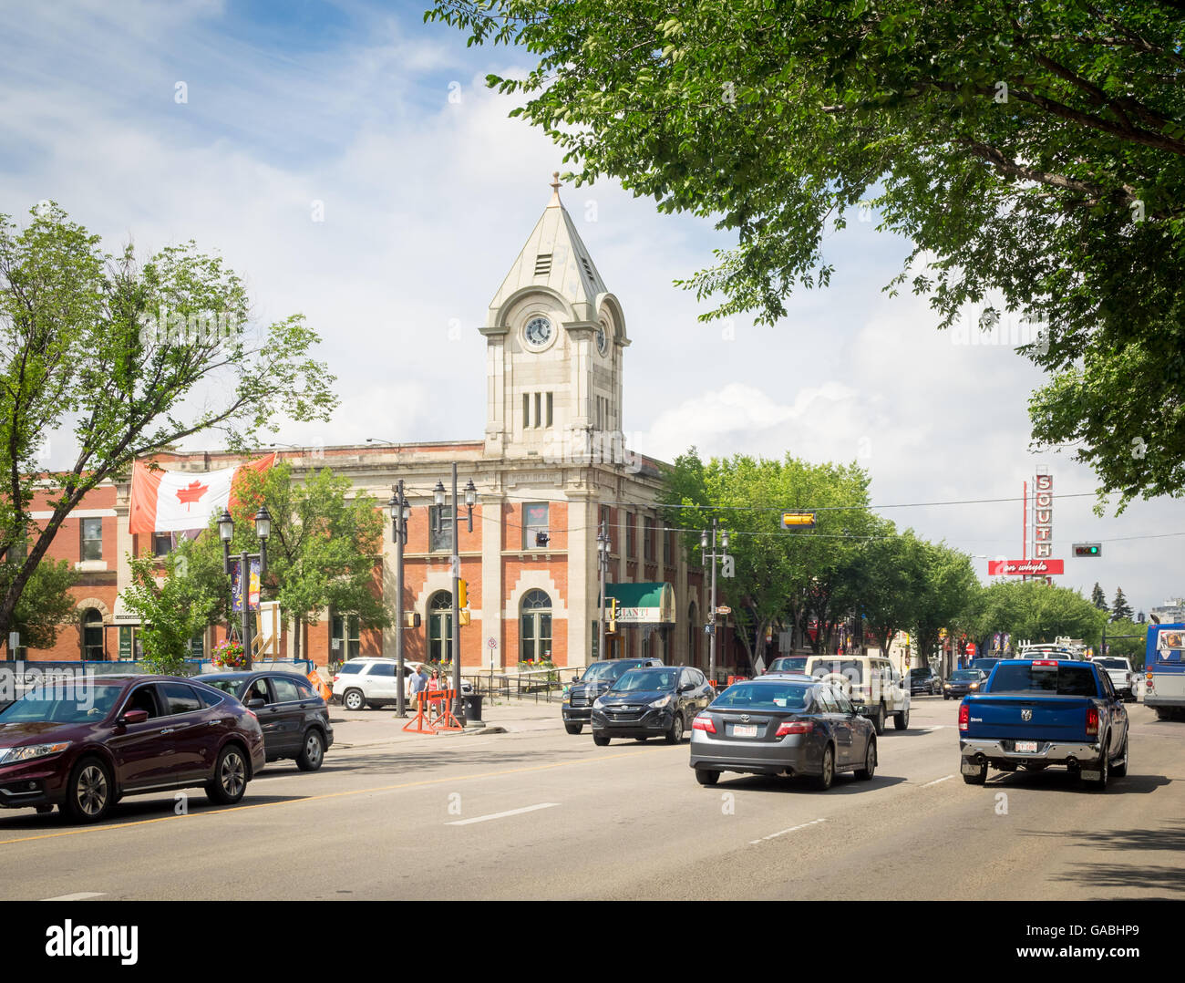 Ein Blick auf den Old Strathcona Post Office und Whyte Avenue (82 Avenue) in Edmonton, Alberta, Kanada. Stockfoto