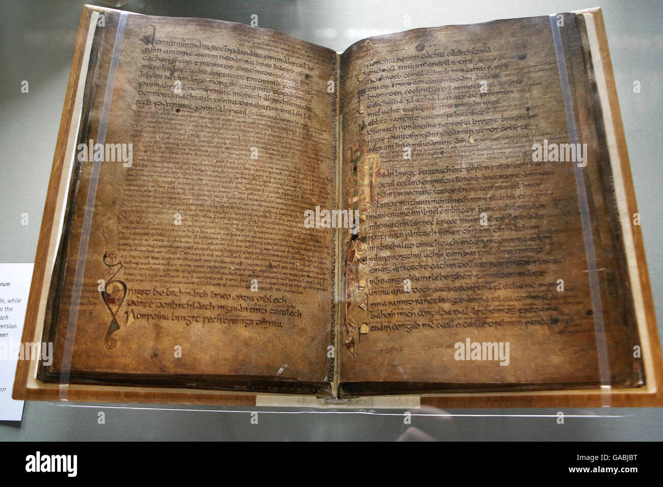 Ein Buch mit Hymnen aus dem 12. Jahrhundert, das Teil der Annals of the Four Masters ist, ein massives Werk, das die irische Geschichte von der Antike bis zum 17. Jahrhundert dokumentiert, ist im Long Room der Old Library am Trinity College in Dublin zu sehen. Stockfoto Ein Buch mit Hymnen aus dem 12. Jahrhundert, das Teil der Annals of the Four Masters ist, ein massives Werk, das die irische Geschichte von der Antike bis zum 17. Jahrhundert dokumentiert, ist im Long Room der Old Library am Trinity College in Dublin zu sehen. Stockfoto
