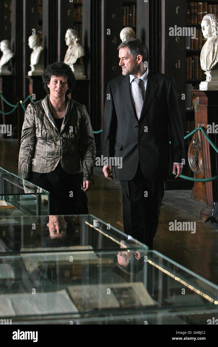 Die Ausstellungskuratoren Edel Bhreathnach vom University College Dublin (links) und Bernard Meehanof vom Trinity College (rechts) spazieren entlang der Annals of the Four Masters, einem gewaltigen Werk, das die irische Geschichte von der Antike bis zum 17. Jahrhundert dokumentiert, Zu sehen im Langen Raum der Alten Bibliothek am Trinity College, Dublin. Stockfoto Die Ausstellungskuratoren Edel Bhreathnach vom University College Dublin (links) und Bernard Meehanof vom Trinity College (rechts) spazieren entlang der Annals of the Four Masters, einem gewaltigen Werk, das die irische Geschichte von der Antike bis zum 17. Jahrhundert dokumentiert, Zu sehen im Langen Raum der Alten Bibliothek am Trinity College, Dublin. Stockfoto