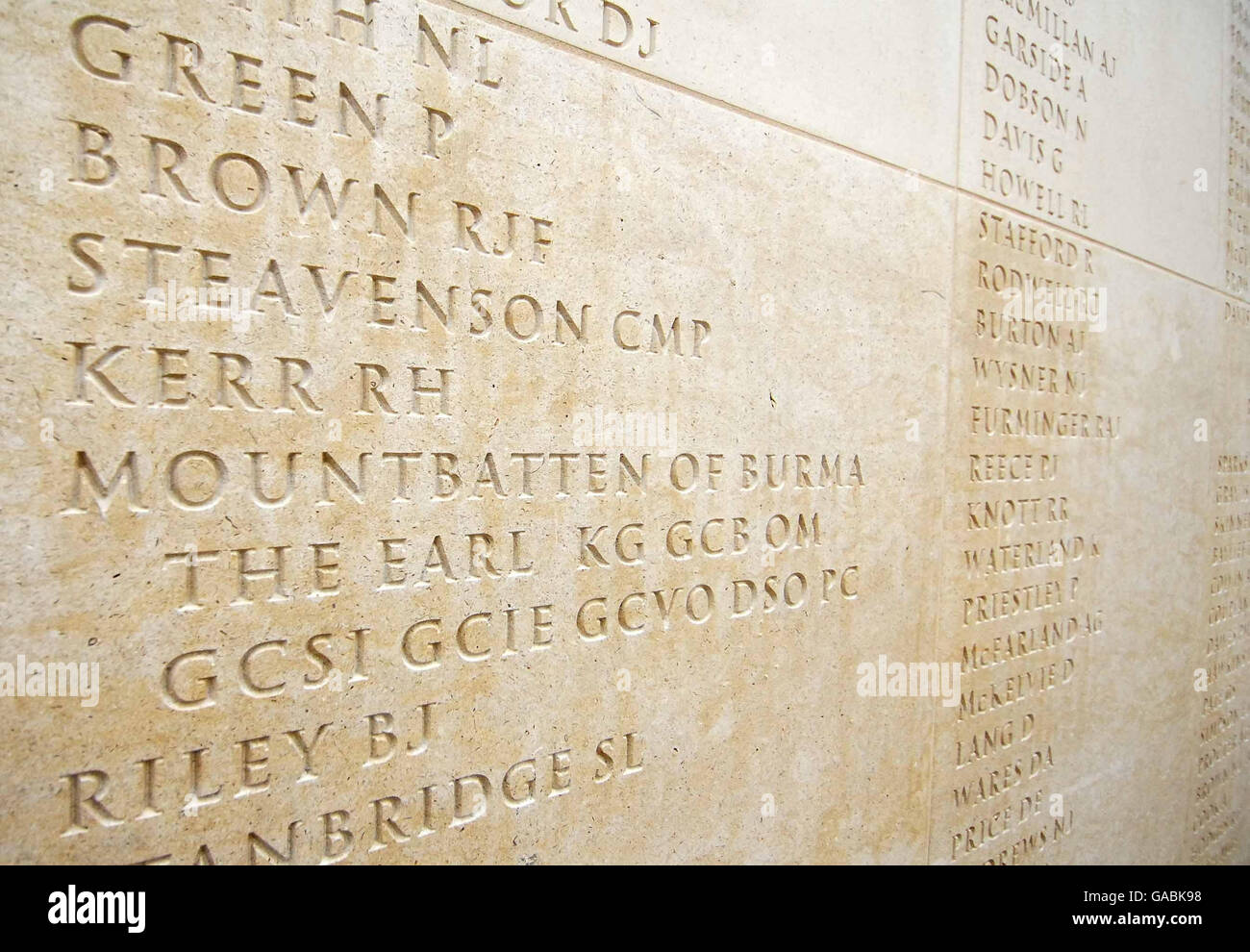 Name von Lord Mountbatten im neuen nationalen Armed Forces Memorial in Alrewas, Staffordshire, das heute eingeweiht wurde. Stockfoto