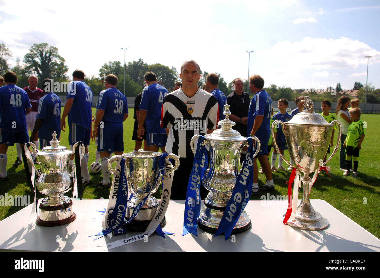 Fußball - Chelsea Old Boys gegen West Ham United Team of '86 - The Hub. Der Carling Cup und der FA Cup sind zu sehen Stockfoto