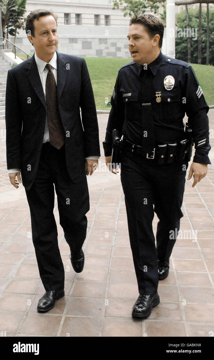 Der konservative Parteivorsitzende David Cameron trifft heute in Los Angeles auf Polizisten der LAPD. Stockfoto