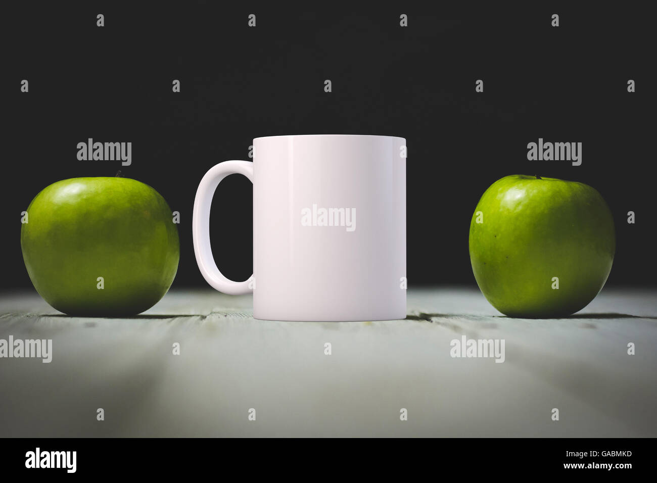 Mock-up gestylt Lager Produktbild, weiße Tasse, die Sie für Ihr individuelle Design/Angebot hinzufügen können. Stockfoto