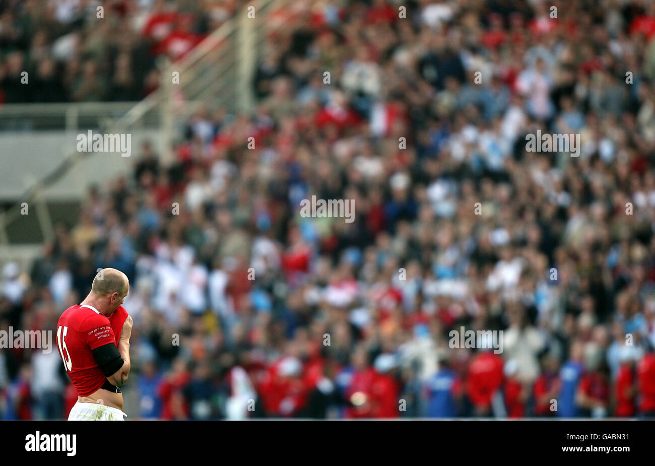 Rugby Union - IRB Rugby-Weltmeisterschaft 2007 - Pool B - Wales / Fidschi - Stade de la Beaujoire. Gareth Thomas von Wales ist niedergeschlagen Stockfoto