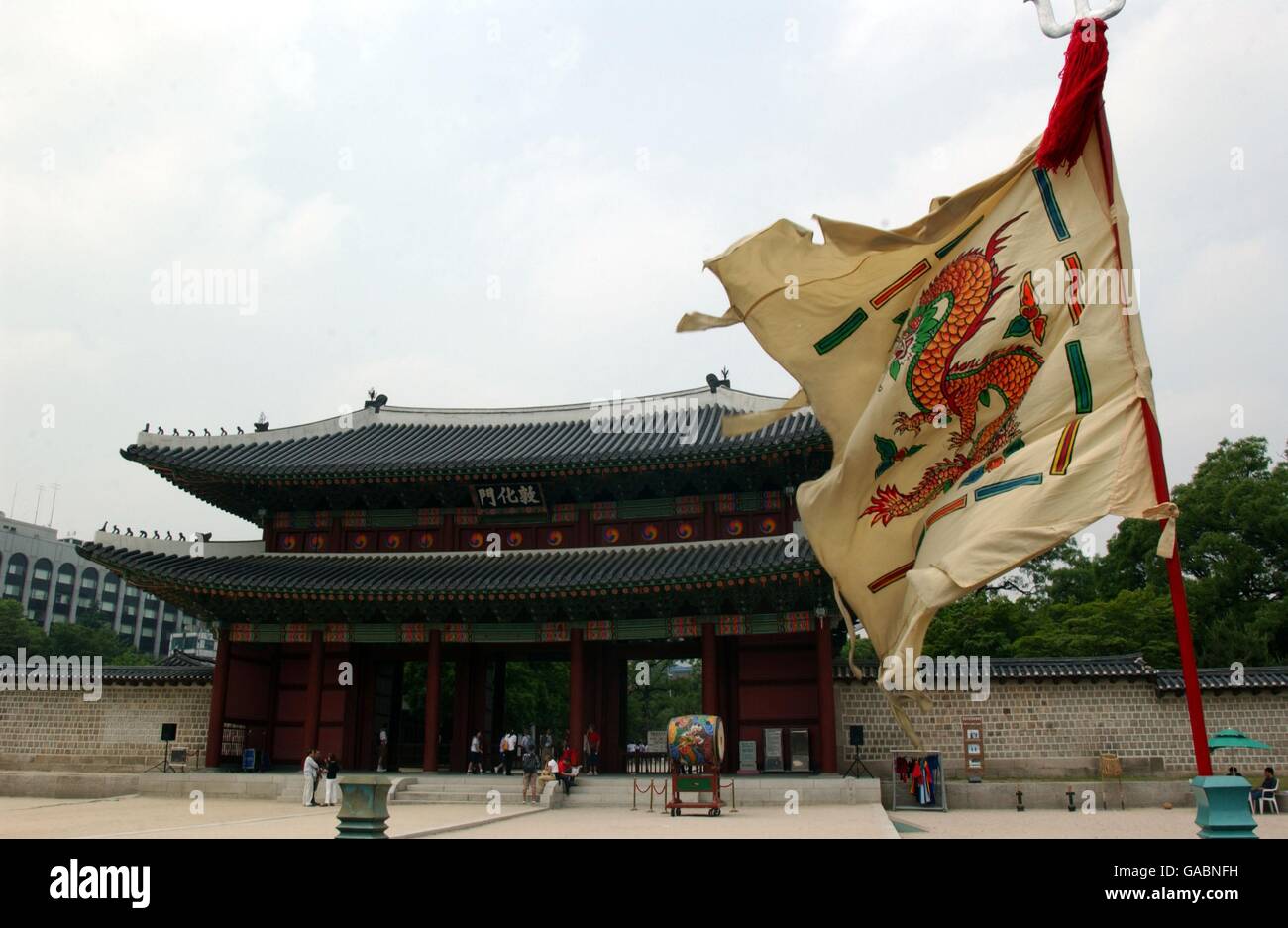 Fußball-Weltmeisterschaft - Websites von Seoul City. Das Eingangstor des Changdeokgung Palastes in Seoul Stockfoto
