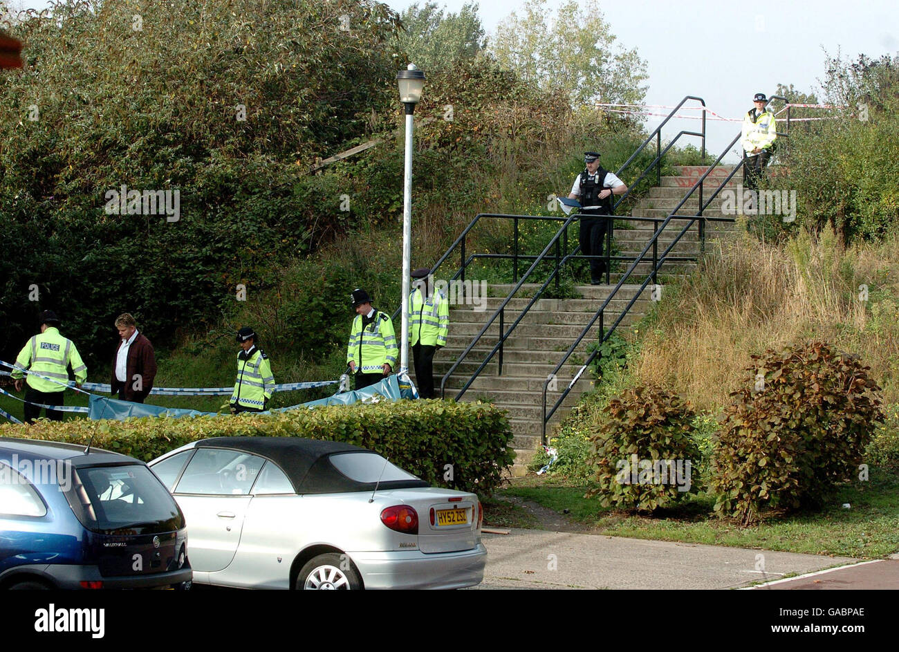 Polizeibeamte am Tatort in New Cross, London, nachdem gestern Abend eine 26-jährige Frau mit einer Schusswunde am Kopf gefunden wurde. Stockfoto