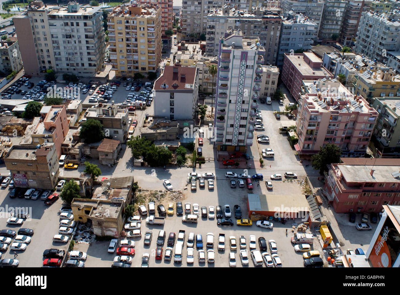 Die schnelle Urbanisierung und Autos bei Adana City. Adana ist die größte Stadt im Süden der Türkei und Mittelmeer-Region Stockfoto