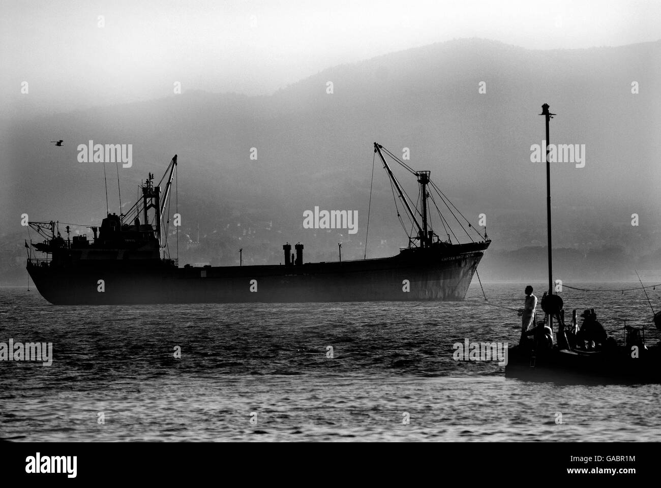 Eine Arbeitskraft, die Zeit mit Angeln am Golf Port Izmit, Türkei Stockfoto