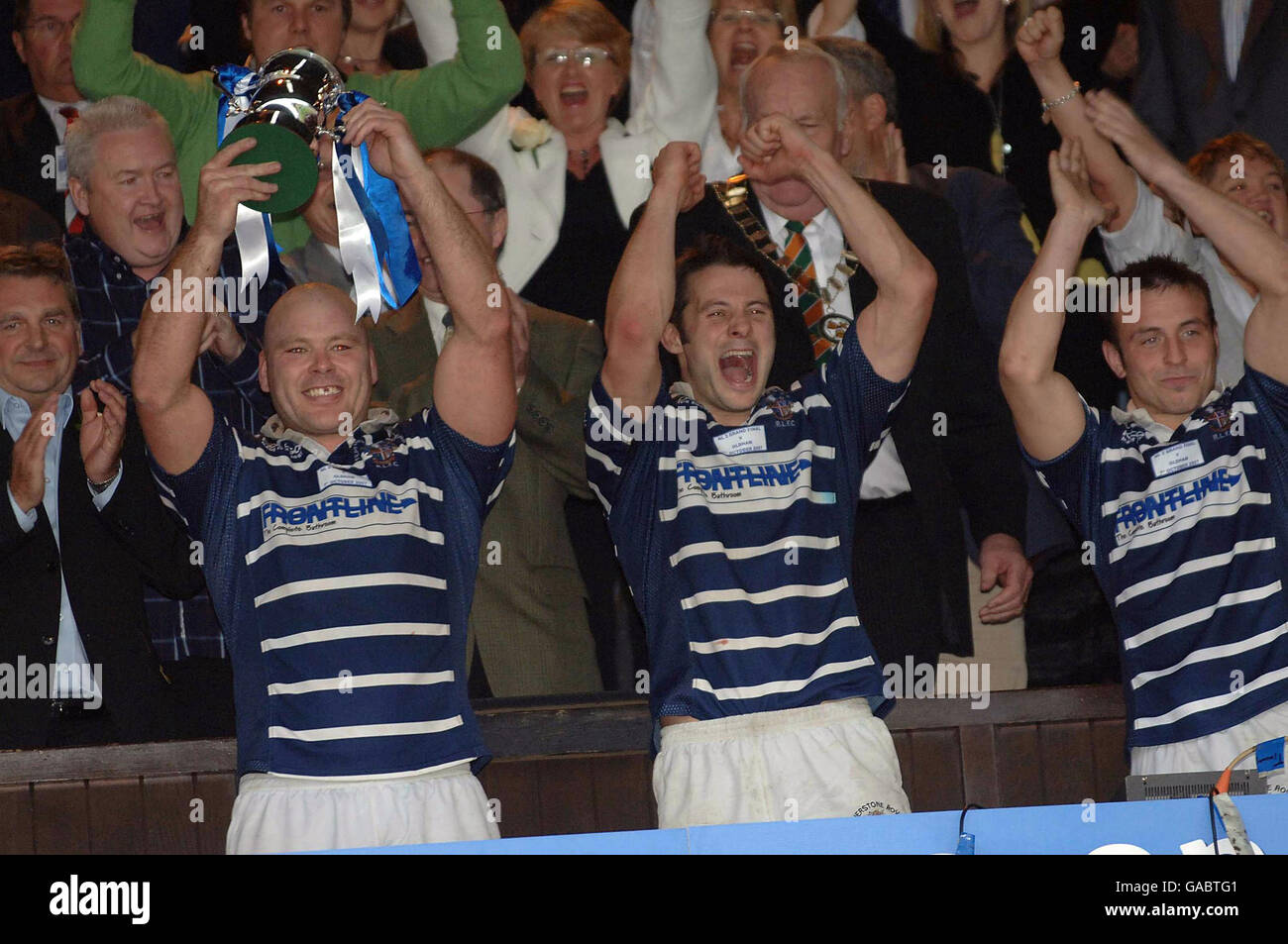 Ian Tonks, Kapitän von Featherstone Rovers, hebt den Pokal nach dem Sieg über Oldham während des kooperativen Finales der National League Two im Headingley Carnegie Stadium, Leeds. Stockfoto