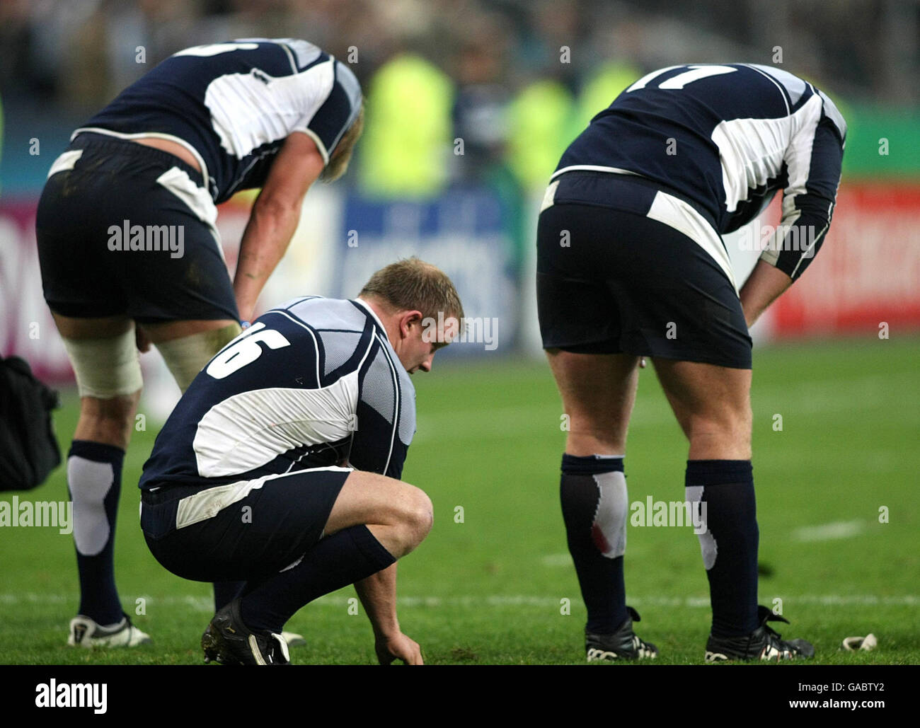 Rugby Union - IRB Rugby-Weltmeisterschaft 2007 - Viertelfinale - Argentinien gegen Schottland - Stade de France. Die schottischen Spieler stehen nach dem letzten Pfiff des IRB Rugby World Cup Quarter Final Match im Stade de France, St Denis, Frankreich, depriziert. Stockfoto