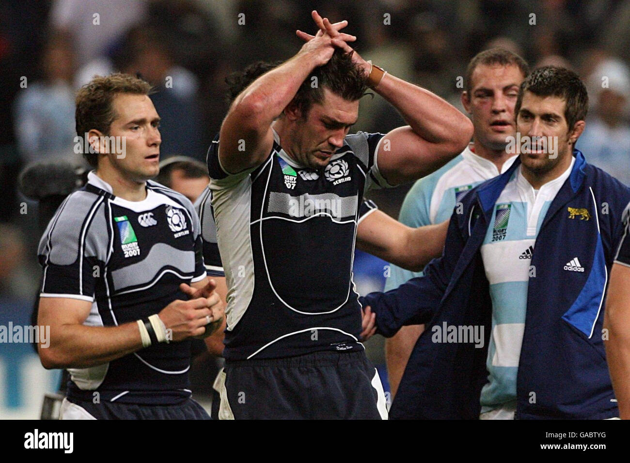 Schottlands Nathan Hines (Mitte) sieht nach dem letzten Pfiff des IRB Rugby World Cup Quarter Final Match im Stade de France, St Denis, Frankreich, niedergeschlagen aus. Stockfoto