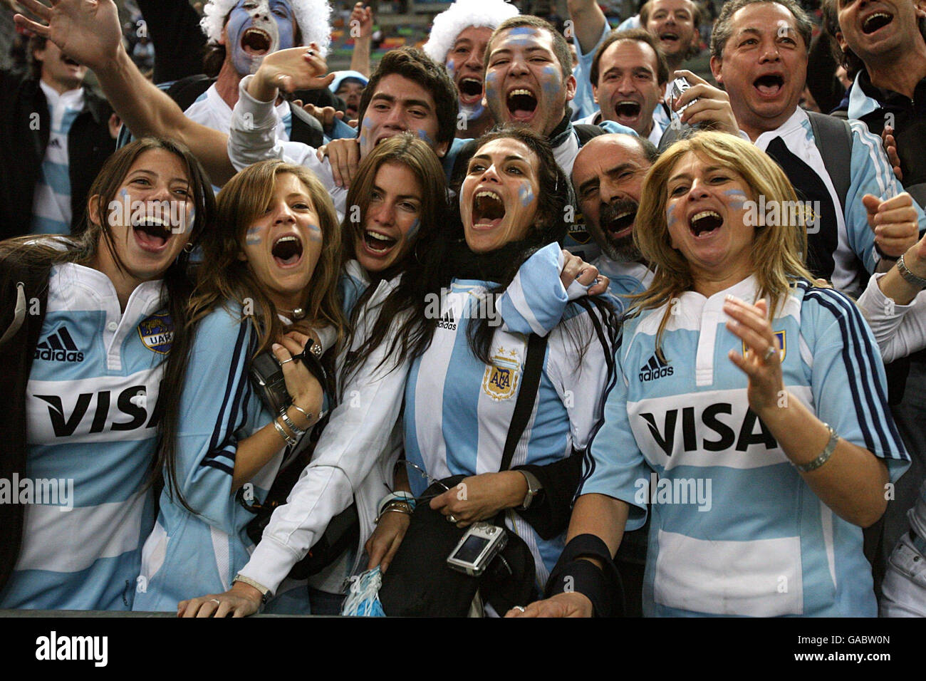 Argentinische Fans feiern den Sieg nach dem letzten Pfiff des IRB Rugby World Cup Quarter Final im Stade de France, St Denis, Frankreich. Stockfoto