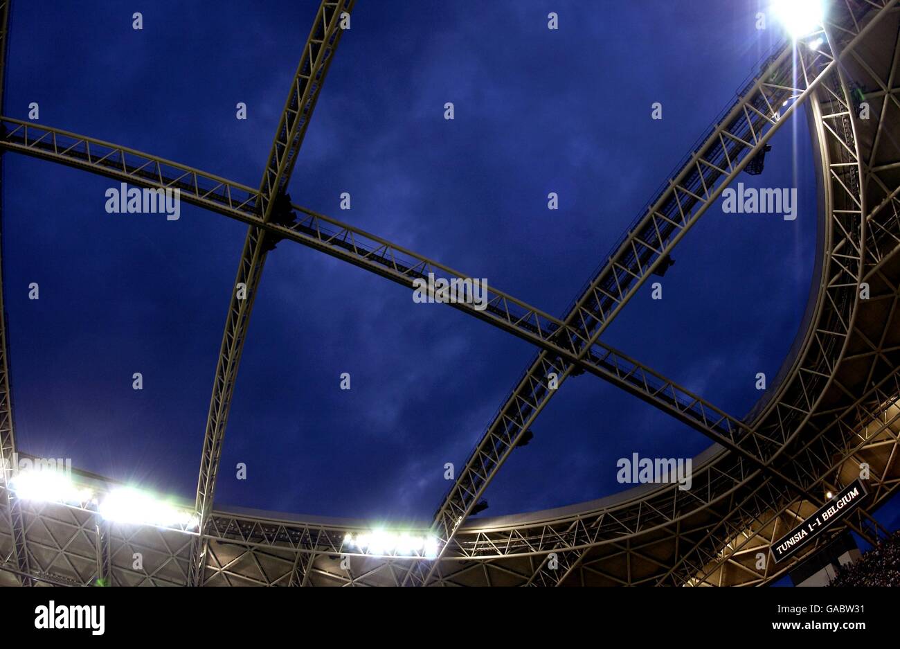 Fußball - FIFA Fußball-Weltmeisterschaft 2002 - Tunesien gegen Belgien - Gruppe H. auf der Anzeigetafel wird Tunesien 1-1 Belgien, die Endnote im Big Eye Stadium in Oita, Japan, angezeigt Stockfoto