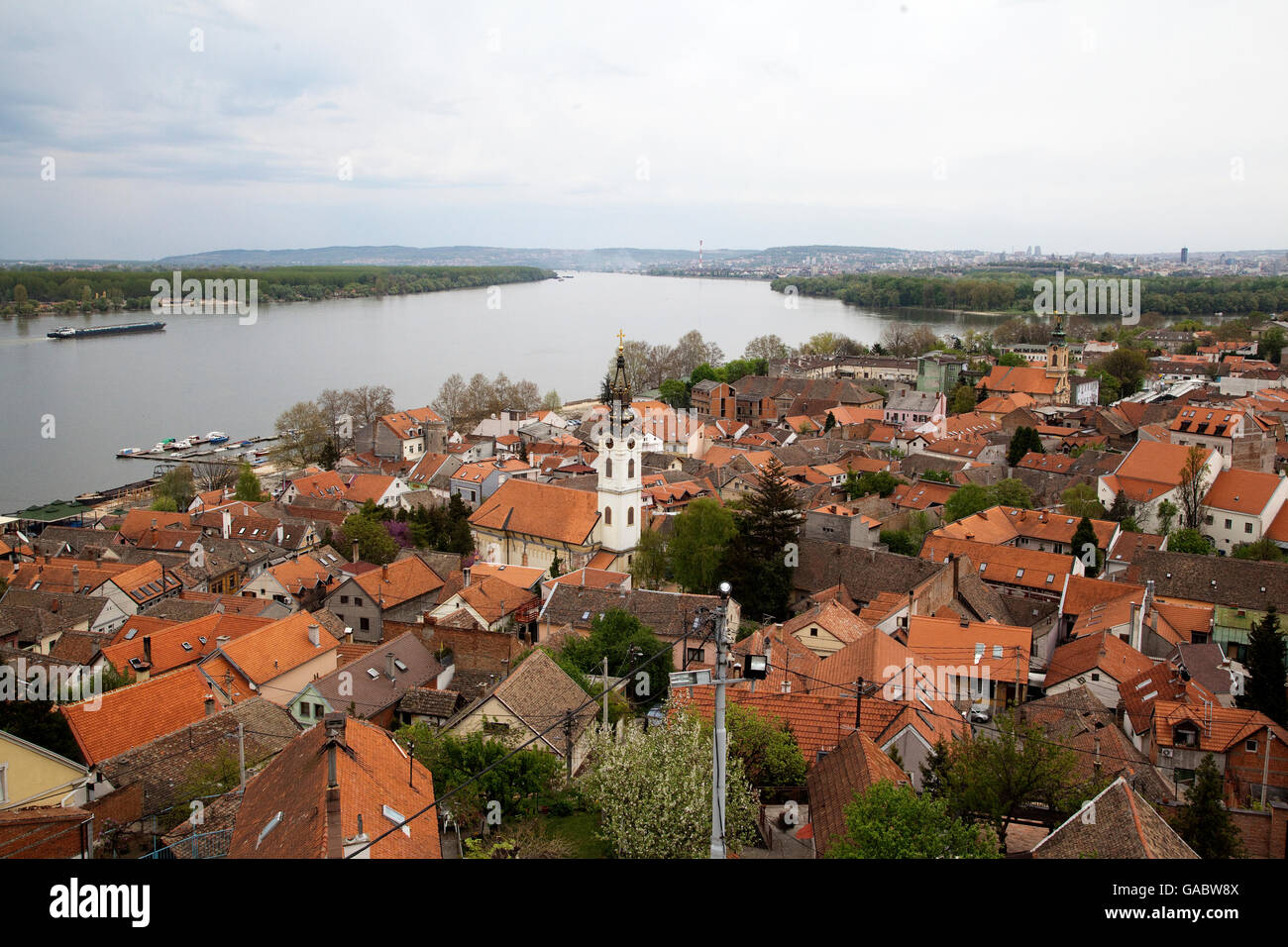 Panoramablick vom Gardos - Zemun, mit barocken Kirchturm Sankt Nikolaus und Donau. Stockfoto