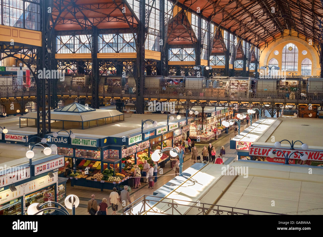 Innere der zentralen Markthalle, Budapest, Ungarn, eine restaurierte neugotische Halle mit Lebensmittelgeschäft Produkte und Souvenirs. Stockfoto