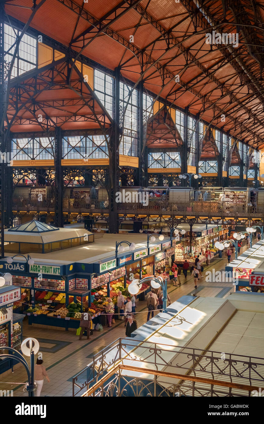 Innere der zentralen Markthalle, Budapest, Ungarn, eine restaurierte neugotische Halle mit Lebensmittelgeschäft Produkte und Souvenirs. Stockfoto