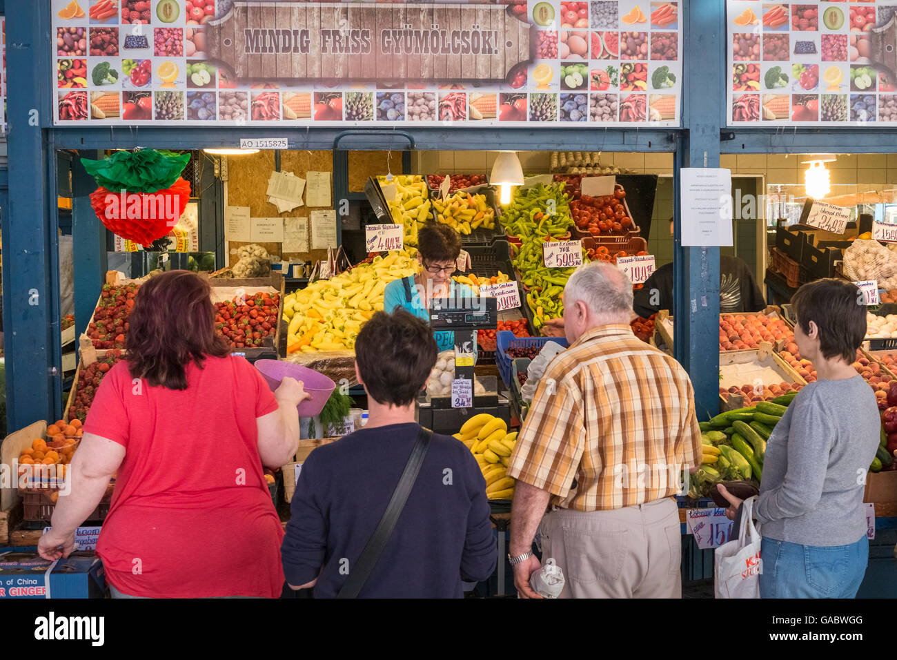 Lokalen Shopper kaufen frische Lebensmittel produzieren innerhalb der zentralen Markthalle, Budapest, Ungarn. Stockfoto
