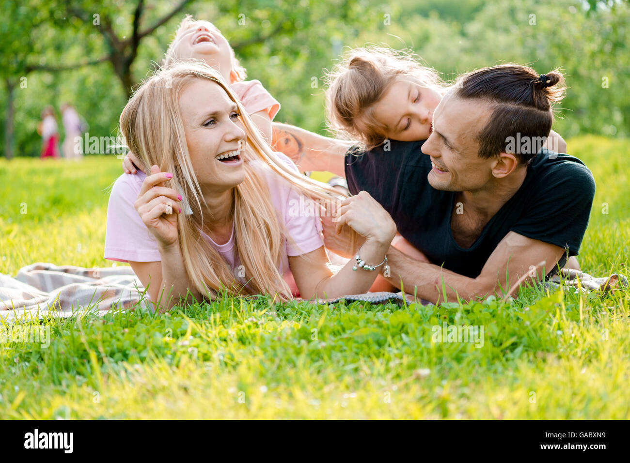 Familie liegen auf dem Rasen in Landschaft Stockfoto
