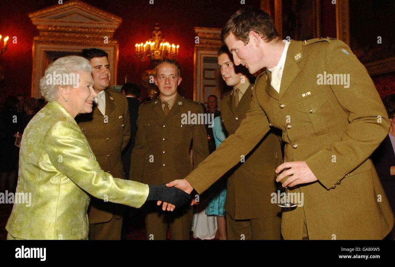 Königin Elizabeth II. Trifft Soldaten, die mit den Royal Lancers der Queen arbeiten, während eines Empfangs in St. James's, London, anlässlich des 60. Jahrestages ihrer Oberstleutnant. Die Männer, die in Catterick, North Yorkshire, ihren Sitz haben, sind von links nach rechts, Kapitän Nick Wildbur, Trooper Josh Libro, Trooper Timmy Taylor und, die Hände schüttelnd, LT William Pope. Stockfoto