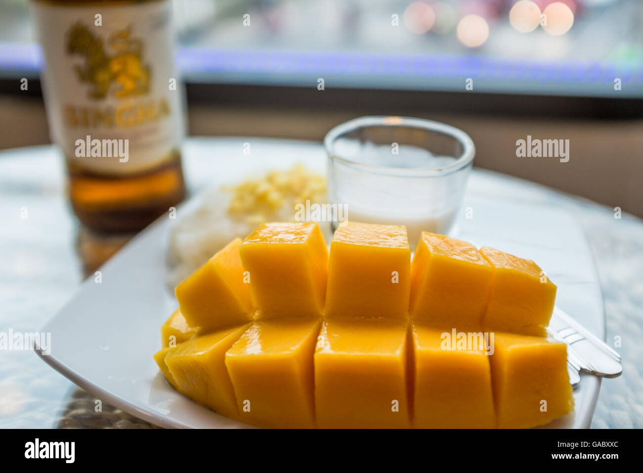 Ein Teller köstliche köstliche süße Mango und klebriger Reis Pudding. Stockfoto