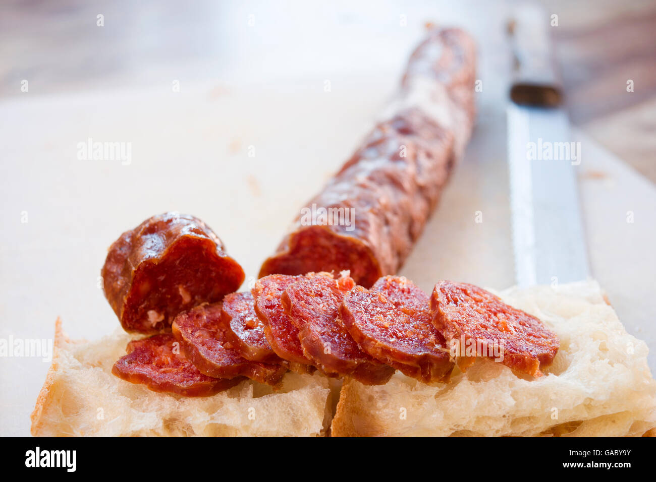 weiße Pizza oder Brot Focaccia gefüllt mit Scheiben salami Stockfoto