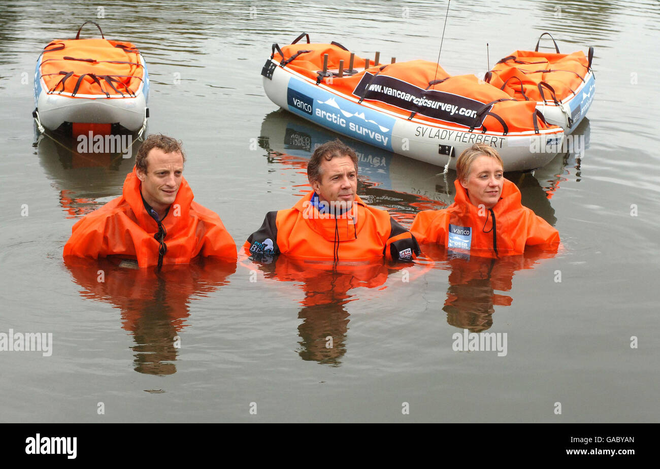 Der britische Forscher Pen Hadow (Mitte) und sein Team von Ann Daniels (rechts) und Martin Hartley (links) starten ihre internationale wissenschaftliche Untersuchung der Dicke arktischer Eiskappen im Serpentine im Hyde Park im Zentrum von London. Stockfoto