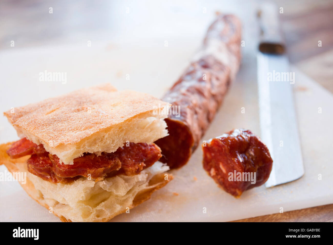 weiße Pizza oder Brot Focaccia gefüllt mit Scheiben salami Stockfoto