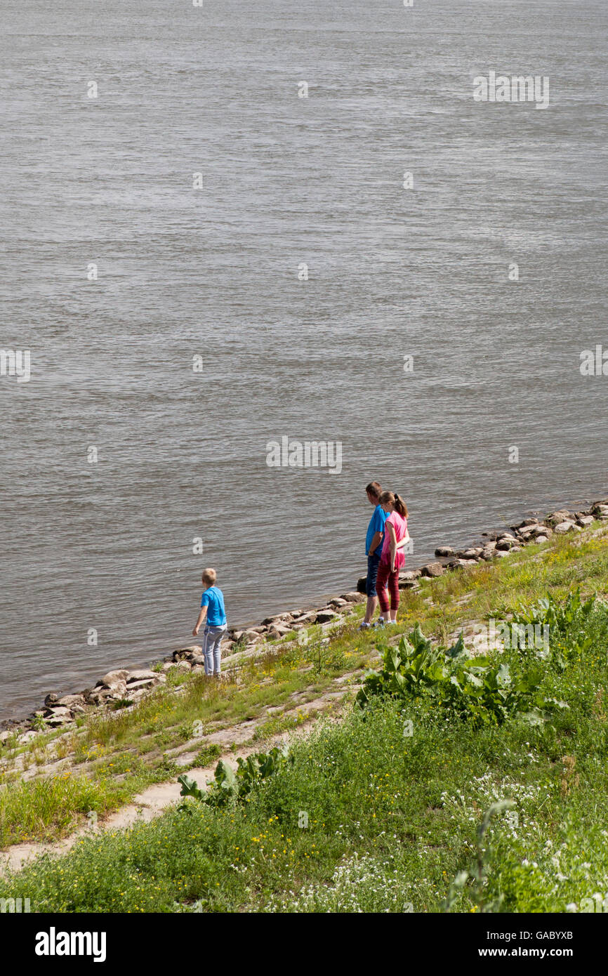 Die Leute starren auf den Vitsula-Fluss, Stockfoto