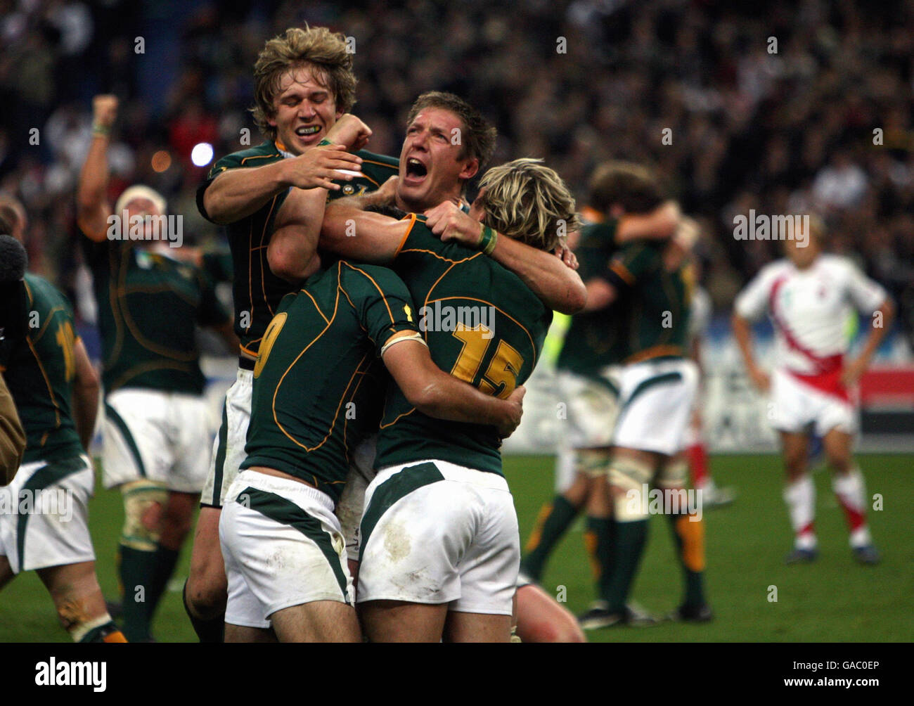 Die südafrikanische Bakkies Botha führt die Feierlichkeiten an, nachdem sie England im IRB Rugby-Weltcup-Finale im Stade de France, Saint Denis, Frankreich, besiegt hat. Stockfoto