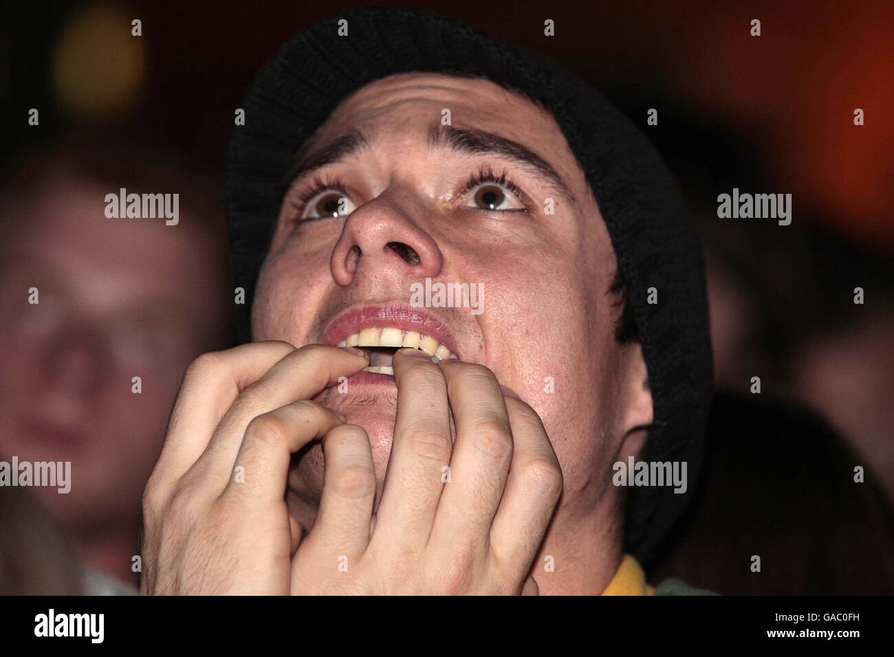 Ein Südafrika-Fan in der Walkabout Bar, London, schaut sich die letzten Minuten des Rugby-WM-Finales gegen England an. Stockfoto