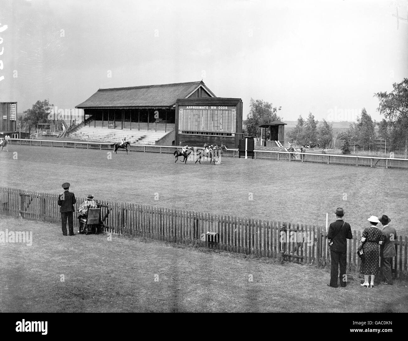 Pferderennen - Newmarket Races - Erste Fotofinish-Kamera. Eine riesige Menschenmenge erlebt das Ziel der Apprentice Plate, Zero-Sieger von Wokey Hill und Ages vor Stockfoto