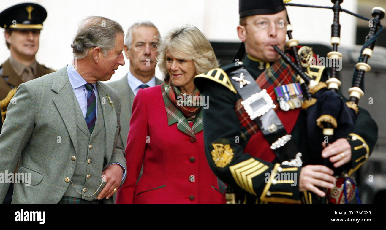 Der Prinz von Wales und die Herzogin von Cornwall, nachdem sie Soldaten der Territorialen Armee getroffen hatten, die im Irak dienten, während einer Zeremonie im privaten schottischen Haus des Prinzen, Birkhall. Stockfoto