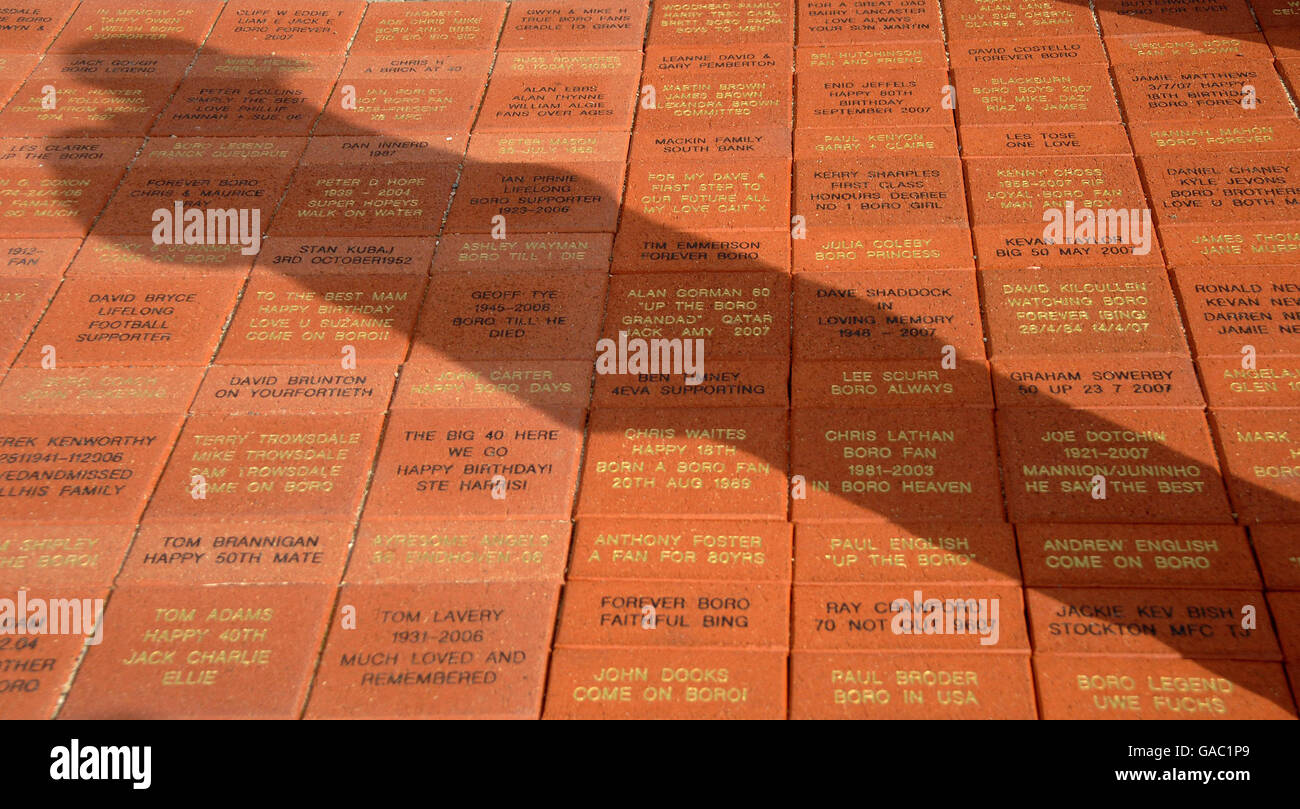 Ein Schatten eines Fans, der Namen auf der 'Boro Brick Road' vor dem Riverside Stadium in Middlesbrough liest. Bild Datum 22. September 2007. Bildnachweis sollte lauten: Anna Gowthorpe/PA Stockfoto