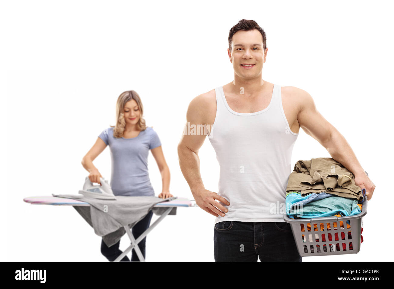Junges Paar, Wäschewaschen und Bügeln von Kleidung isoliert auf weißem Hintergrund Stockfoto