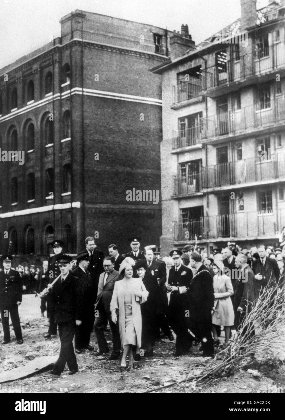 König George VI., die Königin und Prinzessin Elizabeth besuchten Stepney im Osten Londons während des Zweiten Weltkriegs. Stockfoto