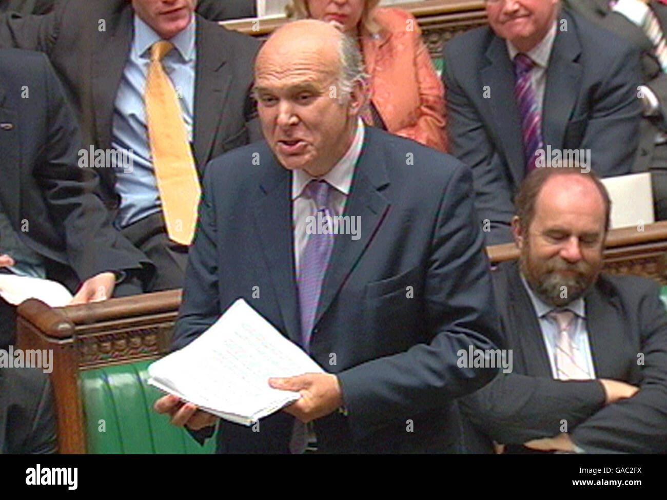 Der amtierende Vorsitzende der Liberaldemokraten Vince Cable spricht während der Fragen des Premierministers im Unterhaus. Stockfoto