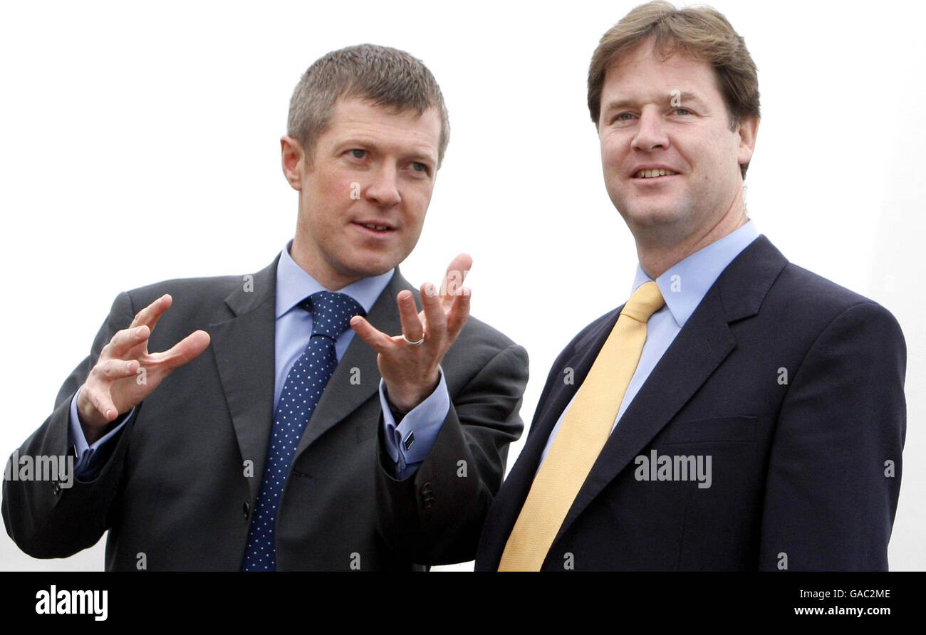 Liberal-demokratischer Spitzenkandidat Nick Clegg im Bild mit Lib dem MP Willie Rennie (links) bei einem Pressegespräch in North Queensferry, Schottland. Stockfoto