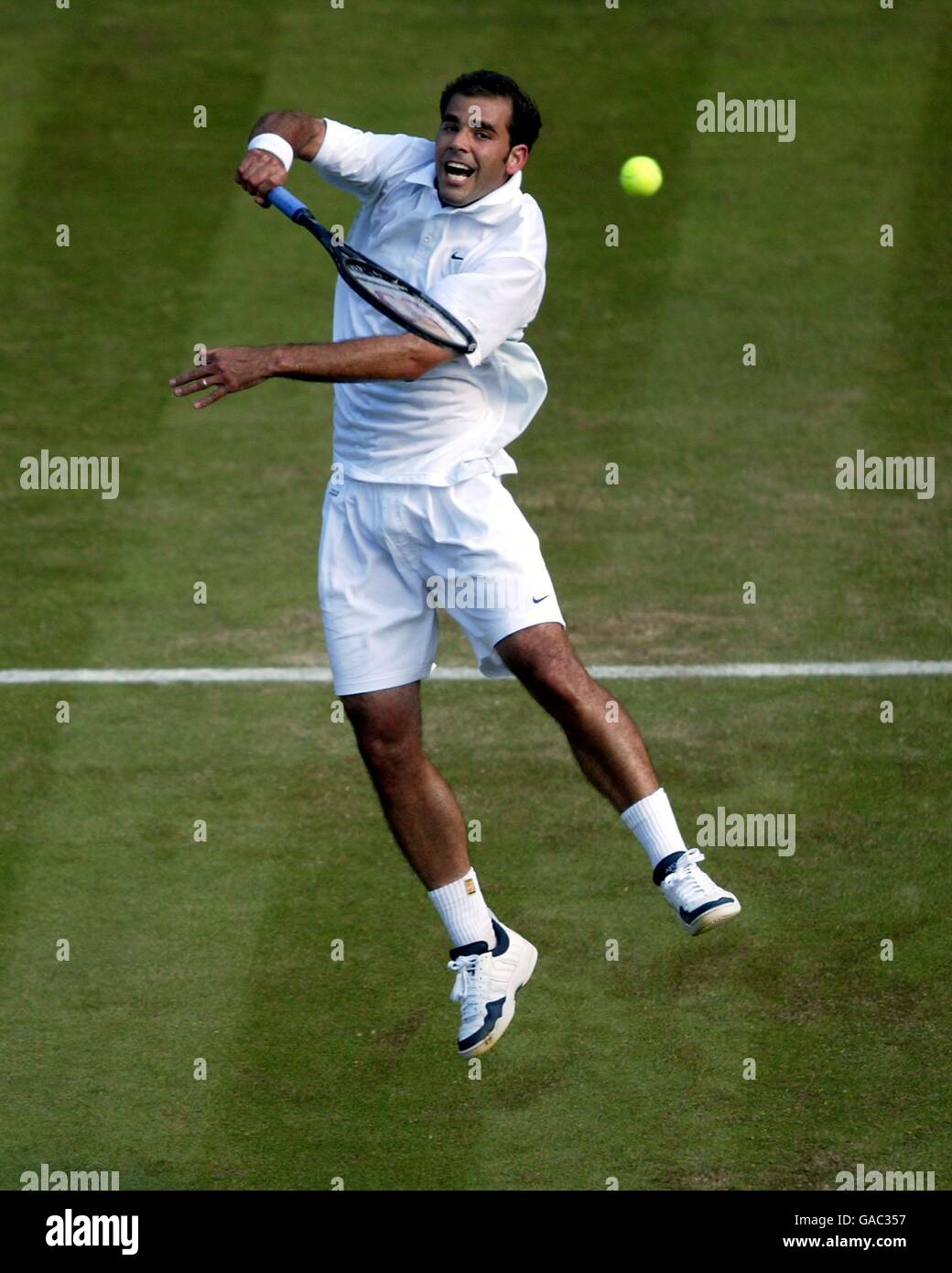 Tennis, Wimbledon 2002, Erste Runde. Pete Sampras schlägt einen Sieger hinter Martin Lee Stockfoto
