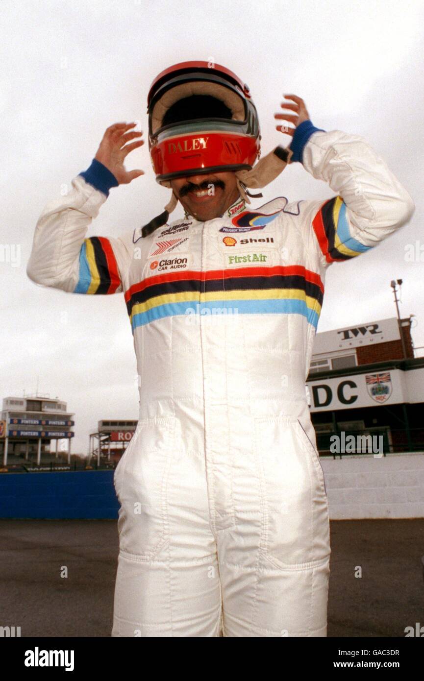 DALEY THOMPSON STARTETE SEINE KARRIERE IM LIMOUSINENSPORT IN SILVERSTONE UND FUHR EINEN PEUGEOT 106. Stockfoto