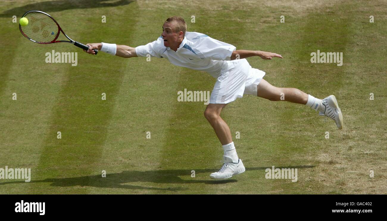 Tennis, Wimbledon 2002, Zweite Runde. Lleyton Hewitt stürzt auf der Grundlinie Stockfoto
