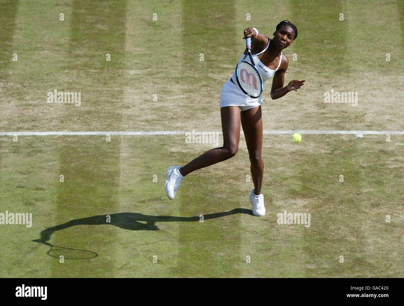 Tennis, Wimbledon 2002, Zweite Runde. Venus Williams schlägt einen Gewinner Stockfoto