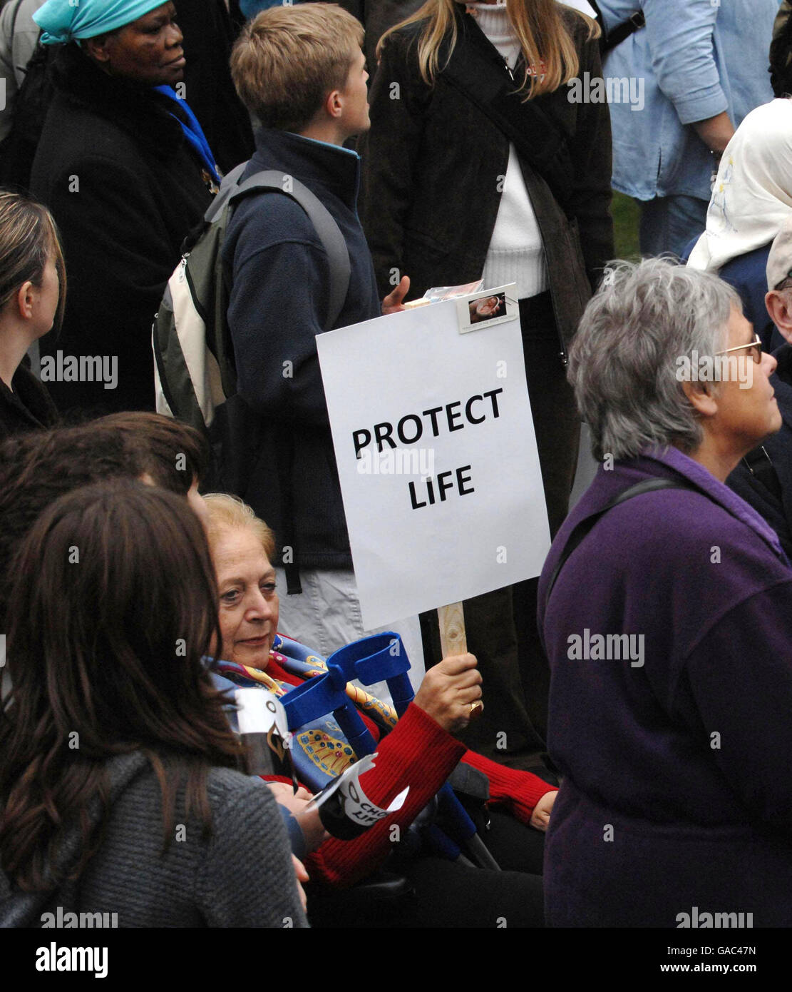 Anti-Abtreibungsaktivisten demonstrieren vor den Houses of Parliament in Westminster, London, um den 40. Jahrestag der Legalisierung der Abtreibung zu begehen. Stockfoto
