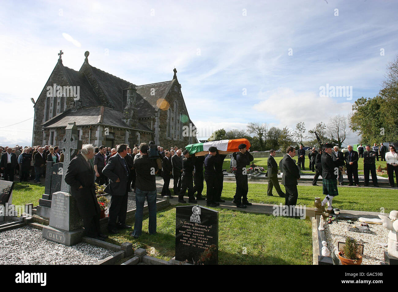 Irischer Unabhängigkeitskrieg der 105-jährige Überlebende Dan'Bally'Keating wird in Kiltallagh Cemetry Castlemaine Co.Kerry begraben. Stockfoto