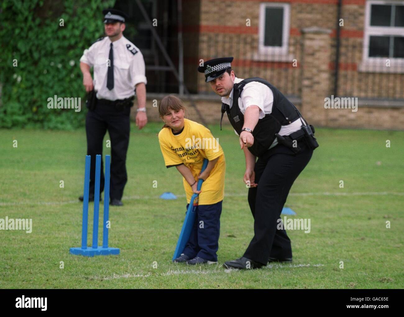 Cricket - Surrey - Channel Four Roadshow. Auf dem neuen Kennington Community Cricket Ground verwickelt sich ein Polizist mit den Kindern vor Ort Stockfoto