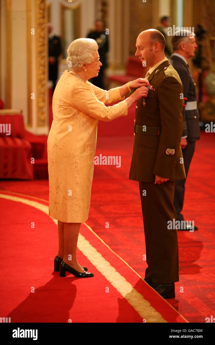 Warrant Officer Klasse 2 Stephen John erhält einen MBE von der Queen am Buckingham Palace. Stockfoto