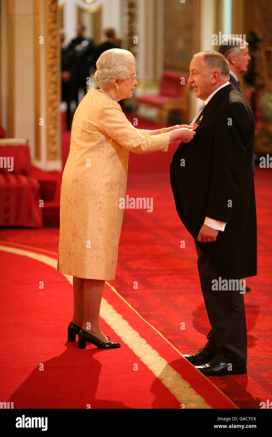 Herr Walter Steel, External Relations Manager, Jobcenter Plus, Department for Work and Pensions, von Biggleswade, erhält von der Queen im Buckingham Palace eine OBE. Stockfoto