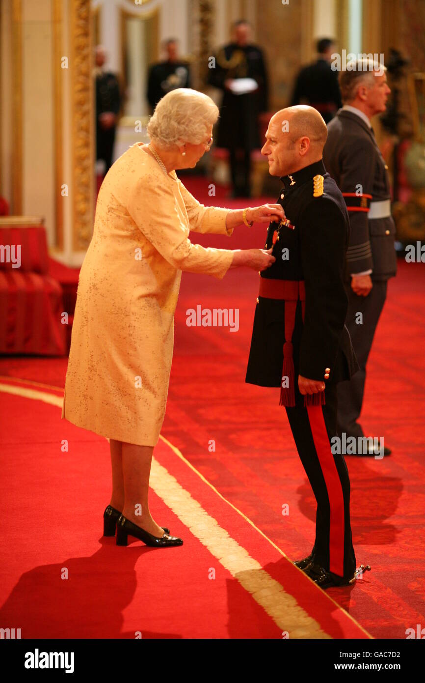 Kapitän Sean Keilty erhält von der Queen am Buckingham Palace einen MBE. Stockfoto