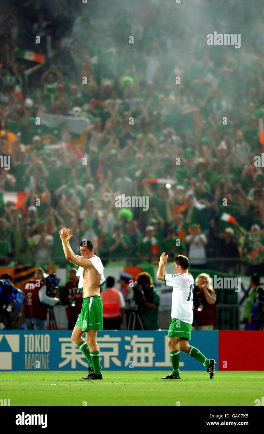 Die Irländer Niall Quinn (l) und Matt Holland applaudieren der Unterstützung Von ihren Fans Stockfoto