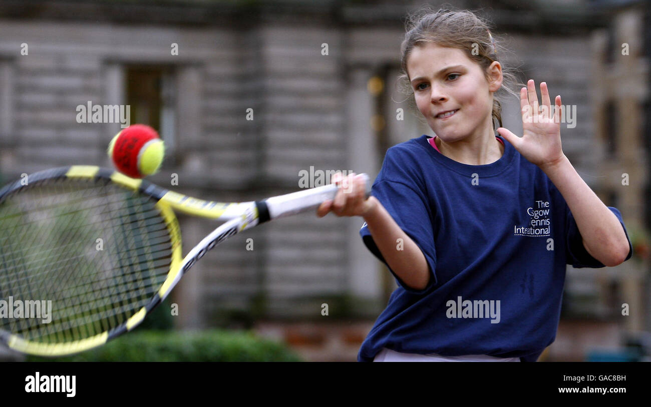 Maia Lumsden spielt eine Partie Tennis auf dem George Square in Glasgow, nachdem er in einen Tennisplatz verwandelt wurde, um ein Turnier und ein Festival zu starten, das den Sport feiert. Stockfoto